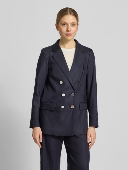 Modelka kobieca ma na sobie Regular Fit Blazer mit Pattentaschen od comma, dwurzędowy, lyocell z domieszką wiskozy, granatowy, przód z klapami i patkami, długość tyłu 68 cm, szerokość w rozmiarze 36: 46 cm, długość rękawa 62 cm, zdjęcie całej sylwetki od przodu.