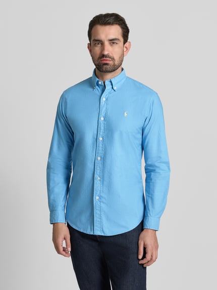 Männermodel trägt Freizeithemd mit Knopfleiste von Polo Ralph Lauren in Hellblau, reine Baumwolle, Regular Fit, Ganzkörperansicht von vorne.