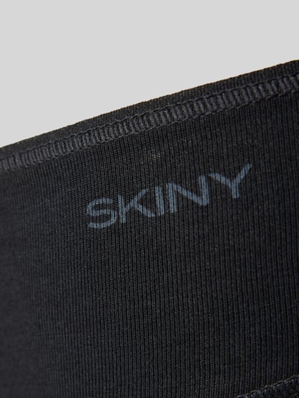 Produktfoto, Slip aus Baumwoll-Mix Modell 'Rio' von SKINY, schwarz, feine Rippstruktur, elastischer Bund, Label-Detail sichtbar.