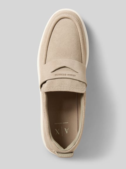 Produktfoto, beżowe Loafersy z naturalnej skóry, model 'London' od Armani Exchange, krój zaokrąglony, gładka podeszwa, wysokość obcasa 4 cm, wysokość cholewki 8 cm, szerokość w rozmiarze 44: 13 cm
