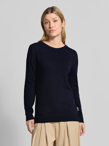 Frauenmodel trägt Regular Fit Pullover aus Woll-Baumwoll-Mix von Barbour, dunkelblau, ruhige Struktur, Damen Rollkragenpullover, Nahaufnahme Oberkörper.