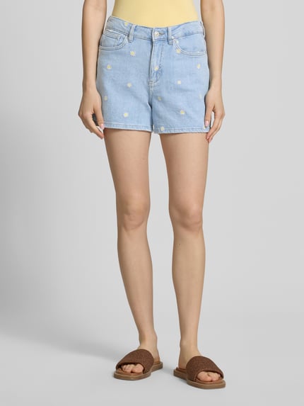 Vrouwenmodel draagt korte jeans 'Regular Fit Jeansshorts aus Baumwoll-Mix Modell 'JOSEPHINE'' van Only in denimlook met motiefstitching, 5-pocketmodel, riemlussen, knoop- en ritssluiting, katoenmix en twill materiaalverwerking, lichtblauw, gladde textuur, ganzekörperansicht van voren.