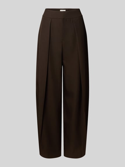 Produktfoto, Barrel Fit Hose mit Falten Modell 'Lucille' von Neo Noir in Dunkelbraun, weiter Schnitt, glatte Textur, Damen Hose, Studioaufnahme. Kontext: Bundweite bei Größe 36 42 cm, Innenbeinlänge bei Größe 36 80 cm.