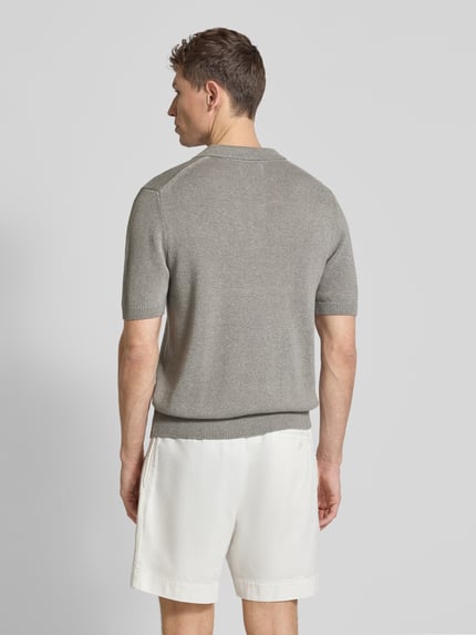 Męski model nosi Regular Fit Poloshirt aus Baumwoll-Leinen-Mix od JAKE*S STUDIO MEN, jasnoszary, melanż, krótki rękaw, faktura dzianiny, widok całej sylwetki od tyłu.