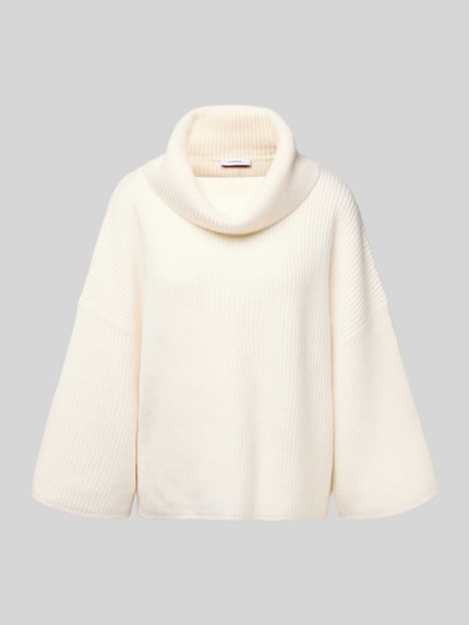 Produktfoto, Strickpullover mit Rollkragen von comma aus cremefarbenem Material-Mix mit Lanawoll-Anteil und relaxed Fit auf grauem Hintergrund
