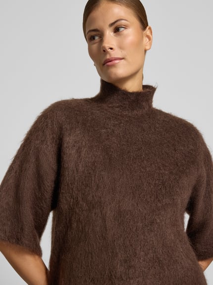 Frauenmodel trägt Strickpullover mit Stehkragen Modell 'TILDE' von YAS in Braun, Material-Mix mit Mohair-Anteil, Nahaufnahme Oberkörper.