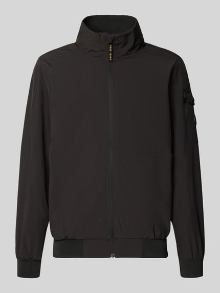 Produktfoto, schwarzer Windbreaker mit Stehkragen Modell 'YETUR' von CARS JEANS, Reißverschluss, Arm-Reißverschlusstasche, elastische Bündchen, Material-Mix mit Stretch-Anteil, gerader Schnitt