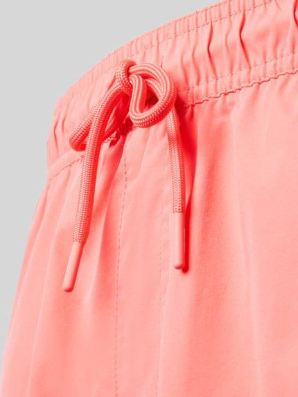 Produktfoto, Straight Fit Badeshorts mit Logo-Detail Modell 'Maui' von Jack & Jones in Koralle mit elastischem Bund und Tunnelzug, Detailaufnahme