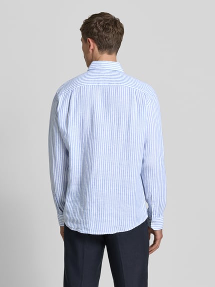 Männermodel trägt Regular Fit Business-Hemd aus Leinen mit Kentkragen von SEIDENSTICKER, hellblau-weiß gestreift, Rückansicht, Ganzkörperansicht. Reines Leinen, Regular Fit, Knopfleiste, Sportmanschetten, abgerundeter Saum, Schulterbreite ca. 45 cm, Rückenlänge ca. 72 cm, Ärmellänge ca. 68 cm.