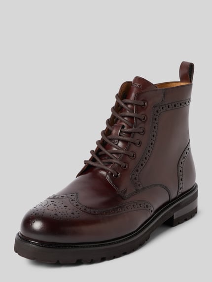 Produktfoto, Schnürstiefel aus Rindsleder von DIGEL in dunkelbrauner Lederoptik mit Struktur, Ziernähten und Zuglasche, abgerundete Schuhspitze, Blockabsatz, profilierte Gummisohle.
