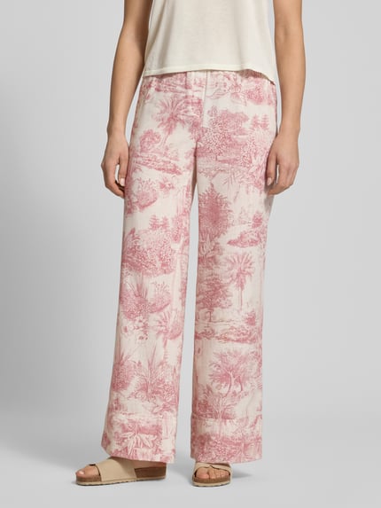 Frauenmodel trägt Stoffhose mit elastischem Bund Modell 'VIOLETTA' von SEDUCTIVE, Allover-Look, Relaxed-Fit, Nahaufnahme Oberkörper.