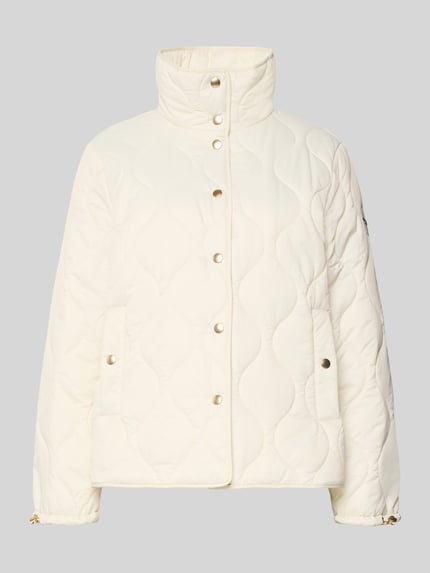 Produktfoto, Regular Fit Jacke mit gefüttertem Stehkragen von Christian Berg Woman Selection, steppowana faktura, jasny kolor, krój regular fit, wypełniany stójka, kieszenie boczne, zapięcie na guziki, długość tyłu w rozmiarze 36: 62 cm, szerokość ramion w rozmiarze 36: 41 cm, szerokość w rozmiarze 36: 52 cm, długość rękawa w rozmiarze 36: 62 cm