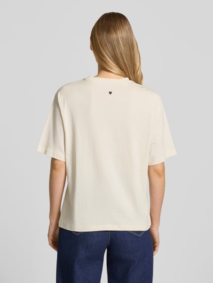 Frauenmodel trägt T-Shirt mit 1/2-Arm von Jake*s Casual in Creme, reine Baumwolle, lockerer Schnitt, Ganzkörperansicht Rückansicht.