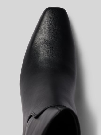 Produktfoto, Stiefeletten mit Pfennigabsatz Modell 'Davis' von Steve Madden voor dames, gladde zool, spitse vorm, zwarte kleur, context: glad leer, zijritssluiting, hakhoogte maat 40: 6 cm, schachthoogte maat 40: 15 cm, schachtbreedte maat 40: 12 cm