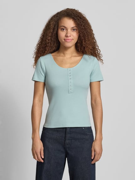 Vrouwenmodel draagt Slim Fit T-shirt uit katoenmix model 'SIMPLE' van Only, look: effen, korte mouw, u-hals, riblook, knoopdetails, geheel van voren