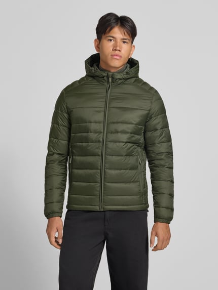 Mannelijk model draagt Regular fit gewatteerd jack in stiksels Model 'KINGSLEY' van JACK & JONES in groen met capuchon, ritssluiting, steekzakken, ruglengte maat M 70 cm, schouderbreedte 45 cm, borstwijdte 52 cm, mouwlengte 67 cm, full body vooraanzicht