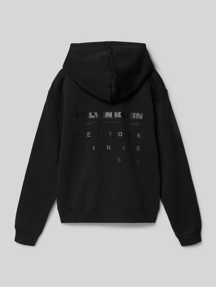 Produktfoto, Relaxed Fit Hoodie mit Logo-Print von Calvin Klein Jeans aus reiner Baumwolle, elastische Abschlüsse, Känguru-Tasche, schwarze Farbe.