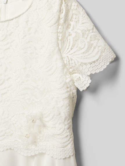 Meisje draagt Regular Fit Jurk met kant van Weise, witte kleur, ronde hals, onderrok, met korte mouwen, semi-transparant. Detailopname.