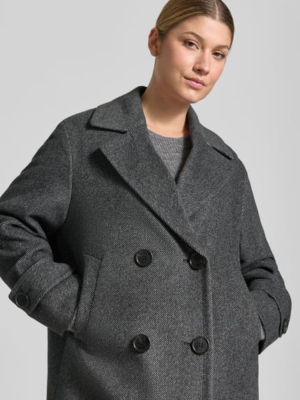 Modelka prezentuje Zweireihiger Kurzmantel mit Ärmelriegeln von windsor., szary, mieszanka bawełny, krój regular fit, Kołnierz z połami, zapięcie na guzik, dwurzędowy, wpuszczane kieszenie, patki przy mankietach, długość tyłu w rozmiarze 36: 80 cm, szerokość ramion w rozmiarze 36: 47 cm, szerokość w rozmiarze 36: 58 cm, długość rękawów w rozmiarze 36: 56 cm, tekstura diagonalna, widok z przodu, zbliżenie na górną część ciała.