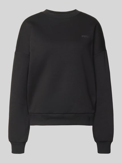 Produktfoto, schwarzer Basic Sweater mit Rundhalsausschnitt und Bündchen am Ärmel von Review, Oversized, gerippte Abschlüsse, Logo-Stickerei.