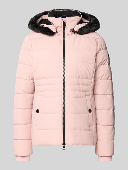 Produktfoto, Jacke mit abnehmbarer Kapuze Modell 'ECLIPSE' von NAUTGÅRD in zartem Rosa, glatt gesteppt, seitliche Eingrifftaschen, Vorderansicht. Gerader Schnitt, Zweiwege-Reißverschluss, Label-Patch, gestrickte Ärmelabschlüsse, Rückenlänge 65 cm, Schulterbreite 41 cm, Brustweite 51 cm, Ärmellänge 64 cm.