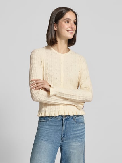 Vrouwenmodel draagt Cardigan aus Viskose-Mix Modell 'rayulka' van VILA, slim fit, ronde hals, knoopsluiting, ivoorkleur, fijn gebreid, zichtbare textuur, detailbeschrijving: ruglengte 49 cm, mouwlengte 66 cm, van voren busteshot.