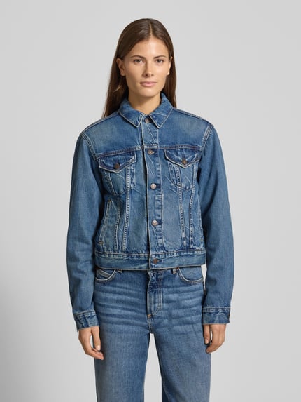 Frauenmodel trägt Regular Fit Jeansjacke aus Baumwoll-Mix von Polo Ralph Lauren in melierter Optik mit Knopfleiste, Ganzkörperansicht von vorne.