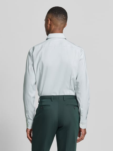 Männermodel trägt Slim Fit Businesshemd aus Stretch-Twill Modell 'P-HANK-KENT-C1-222' von BOSS, Optik: Unifarben, Ganzkörperansicht Rückansicht.