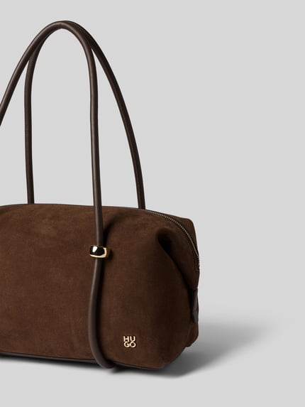 Produktfoto, Henkeltasche mit umlaufendem Reißverschluss von HUGO aus braunem Veloursleder und Glattleder, goldfarbene Logo-Applikation, rechteckige Form, Hauptfach, Tragehenkel, feine Textur, metallicfarbene Akzente