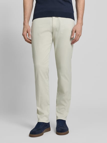 Männermodel trägt Regular Fit Hose mit Eingrifftaschen Modell 'CORDOBA' von bugatti aus Baumwoll-Elasthan-Mix in Beige, Nahaufnahme Unterkörper. Herren HOSE mit Bundweite 43 cm und Innenbeinlänge 80 cm bei Größe 32/32.