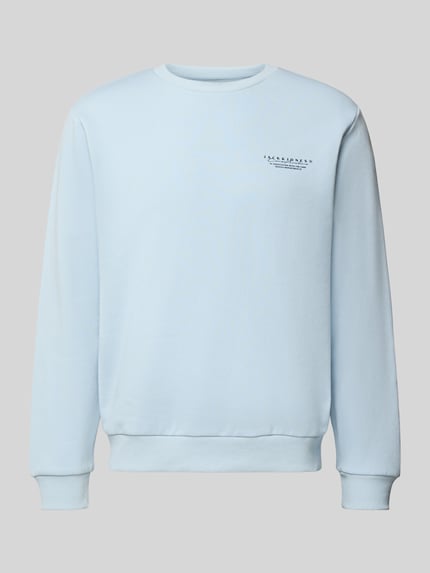 Produktfoto, Sweatshirt mit Label-Print von Jack & Jones in Hellblau, Baumwoll-Mix, Lockerer-Schnitt, gerippte-Abschlüsse, Rundhalsausschnitt.
