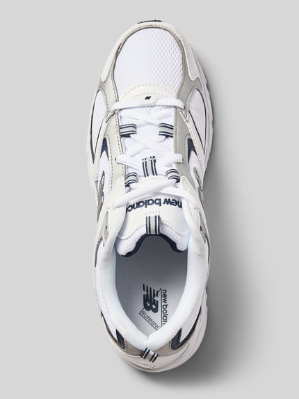Produktfoto, Sneaker mit Logo-Detail Modell '408' von New Balance, weiße und silberne Farben, abgerundete Passform, leichte Sohle, strukturierte Textur, Logo an der Seite, Profilsohle, Herrenschuh mit 3 cm Absatzhöhe, 8 cm Schafthöhe und 9 cm Schaftweite
