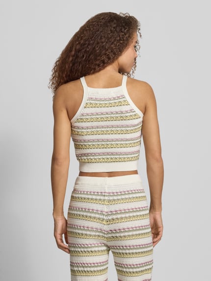 Frauenmodel trägt Cropped Stricktop in Jacquard-Strick von Review mit Streifenmuster aus reiner Baumwolle, Rückenlänge 42 cm, Ganzkörperansicht Rückansicht.