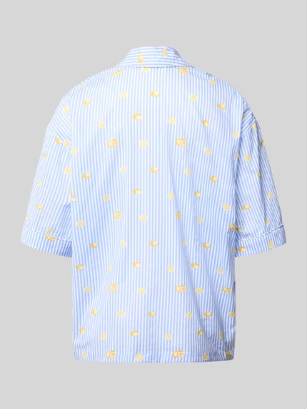 Frauenmodel trägt Pyjama-Oberteil im Allover-Look von Christian Berg Woman in Blau-Gelb mit Streifen und Punkten, Reine Baumwolle, Relaxed-Fit, Reverskragen, Brusttasche, Ganzkörperansicht Rückansicht.