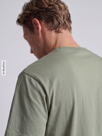 Männermodel trägt Regular Fit T-Shirt aus reiner Baumwolle von MCNEAL in hellem Grün, Kurzärmeliges Design, Nahaufnahme Rückansicht.