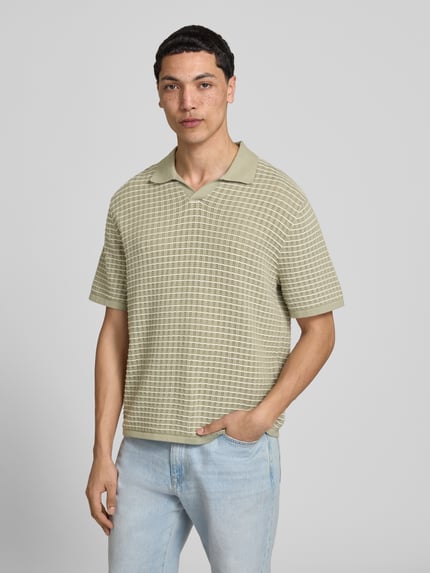 Męski model nosi Regular Fit Poloshirt mit V-Ausschnitt od Jack & Jones, bawełna, krój regular fit, dzianina, jasna zieleń, przód-tors, zdjęcie całego ciała z przodu, długość tyłu w rozmiarze M: 67 cm.