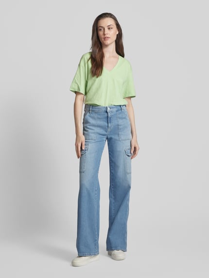 Esprit T-Shirt in unifarbenem Design mit V-Ausschnitt Apfel 1