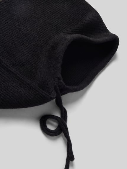 Produktfoto, Balaklava mit Kapuze von PIECES, kolor jednolity, faktura dzianiny, strukturalny wzór, detal: sznurek, dzianinowe wykończenie