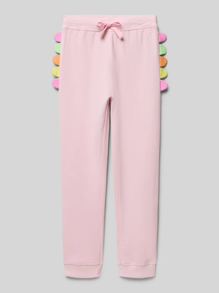 Produktfoto, Regular Fit Sweatpants mit Zierbesatz von Blue Seven in Rosa, reine Baumwolle, elastischer Bund, bunte Details an den Seiten.