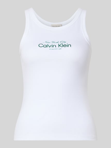 Kobiece model prezentuje Top mit Label-Stitching model 'CONTOUR' von Calvin Klein Jeans z mieszanka bawełny, dopasowany krój, dekolt w łódkę, długość tyłu w rozmiarze S: 48 cm, widok całej sylwetki z przodu.