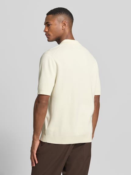 Männermodel trägt Strickshirt mit Polokragen und V-Ausschnitt von JAKE*S STUDIO MEN, Baumwoll-Mix, Regular-Fit, Ganzkörperansicht Rückansicht.