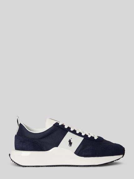 Produktfoto, Low Top Sneaker aus Veloursleder von Polo Ralph Lauren in Dunkelblau und Weiß, unifarbene Optik, flache Sohle, strukturiertes Mesh und Leder, Logo-Stitching, abgerundete Schuhspitze, Schnürung, Kontrastdetails, Anziehschlaufe