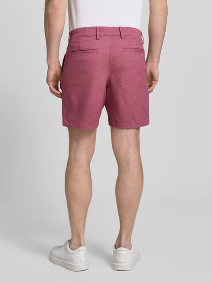 Mannenmodel draagt Shorts met Franse steekzakken van GAP in roze katoenmix met stretch, straight fit, achterzakken, full-body achteraanzicht.