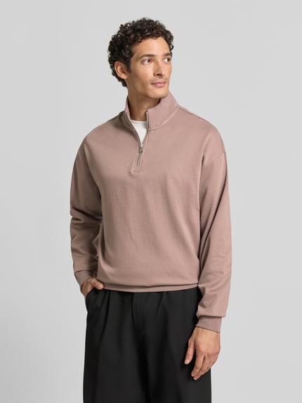 Männermodel trägt Regular Fit Troyer aus Baumwoll-Mix Modell 'Dalizip' von HUGO in Hellbraun, glatte Textur, Ganzkörperansicht von vorne. Herren Troyer von HUGO.