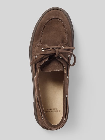 Produktfoto, Buty z naturalnej skóry od Copenhagen, zaokrąglony czubek, wiązanie, fakturowana podeszwa, kolor brązowy, wysokość obcasa 4 cm, wysokość cholewki 5 cm, szerokość cholewki 6 cm, widok z góry.