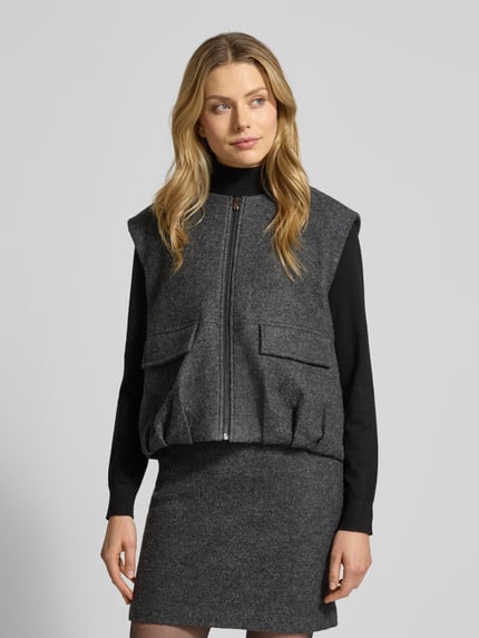 Vrouwenmodel draagt Weste met Reißverschluss Modell 'Womaya' van OPUS, viscose-wol mix, regular fit, ronde hals, zakken, volledige vooraanzicht.