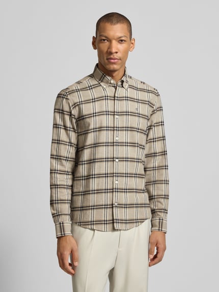 Männermodel trägt Regular Fit Freizeithemd aus reiner Baumwolle Modell 'LIAM' von BOSS im karierten Allover-Muster, Ganzkörperansicht von vorne.