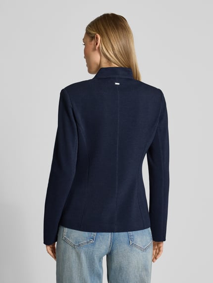 Frauenmodel trägt Slim Fit Blazer mit Stehkragen von WHITE LABEL aus dunkelblauem Baumwoll-Mix mit AufgesetzteTaschen, taillierte Passform, durchgängige Knopfleiste, Rückenlänge 62 cm, Brustweite 46 cm, Ärmellänge 65 cm, Ganzkörperansicht Rückansicht.