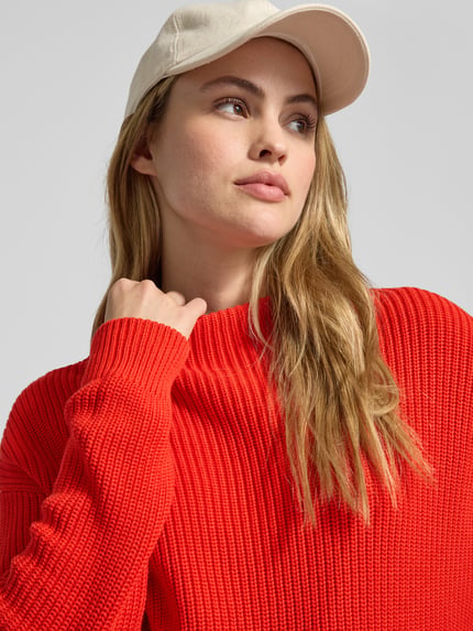 Frauenmodel trägt Strickpullover mit Stehkragen und Tunnelzug von Jake*s Casual in Rot aus reiner Baumwolle, Regular-Fit, Nahaufnahme Oberkörper.