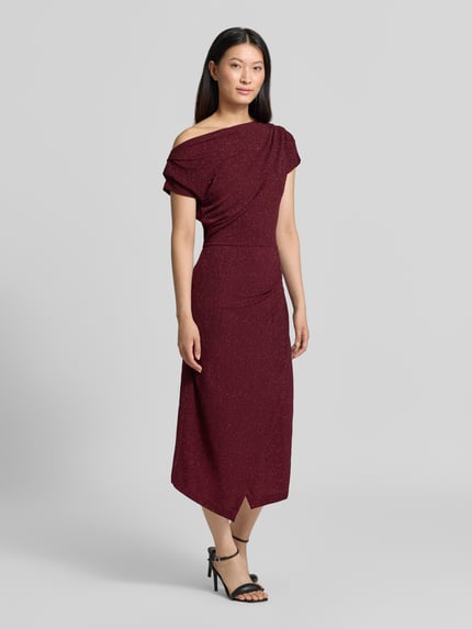 Frauenmodel trägt Cocktailkleid mit One-Shoulder-Träger von Rinascimento in Bordeaux, taillierte Passform, Midilänge, Ganzkörperansicht von vorne.